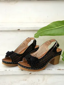 Elegante schwarze Sandaletten mit Blockabsatz, Cut-Outs, Blumen-Dekor und Schnalle am Fersen