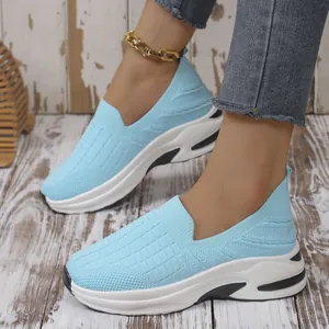 Zapatillas sin cordones de punto azul claro con suelas de plataforma gruesas