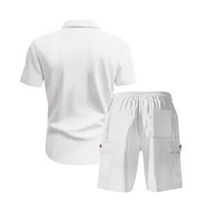 Vista posteriore di set uomo bianco in velluto a coste: camicia e pantaloncini cargo