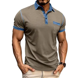 Detailansicht eines Herren-Poloshirts mit blauem Kontrastkragen und Taschendesign