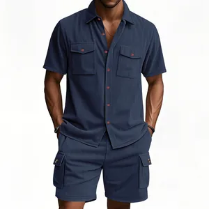 Vista dettagliata della trama in velluto a coste blu navy su completo camicia cargo