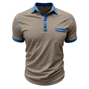 Detail eines Herren-Kurzarm-Poloshirts mit blauem Kontrastkragen und Brusttasche