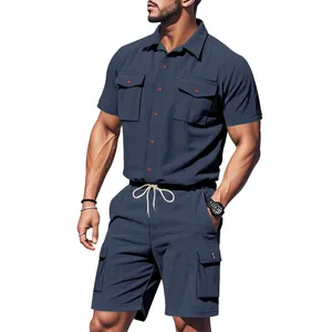 Vista dettagliata del completo estivo uomo camicia velluto a coste blu navy e short