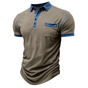 Detailansicht eines Herren-Poloshirts mit blauem Denim-Kragen und Taschendetails