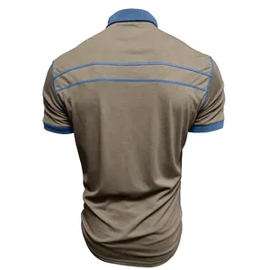 Rückansicht des khakifarbenen Herren-Kurzarm-Poloshirts mit blauen Kontraststreifen.