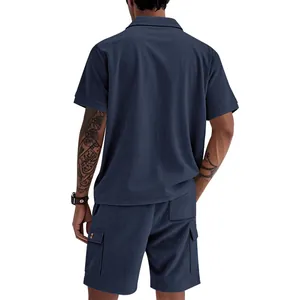 Vista posteriore del set camicia in velluto a coste blu navy e pantaloncini cargo.