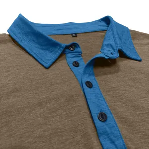 Nahaufnahme des blauen Kontrastkragens und der Knöpfe an einem braunen Henley-Polohemd