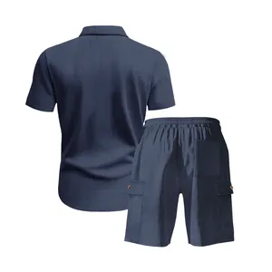 Vista posteriore di completo casual da uomo in velluto a coste blu navy con shorts cargo