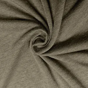 Nahaufnahme von braunem, atmungsaktivem Strickstoff mit weicher Textur und Webdetails