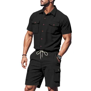 Vista completa del set camicia e pantaloncini cargo in velluto a coste nero da uomo
