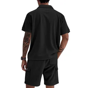 Vista posteriore del set estivo uomo con camicia in velluto nero e pantaloncini cargo.