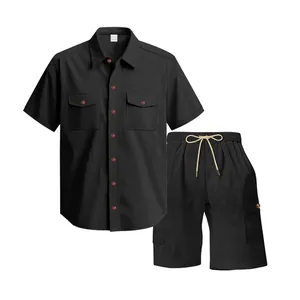 Dettaglio completo da uomo con camicia a maniche corte in velluto a coste e pantaloncini cargo.