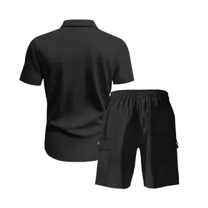 Vista posteriore dettagliata del completo in velluto a coste nero con pantaloncini cargo