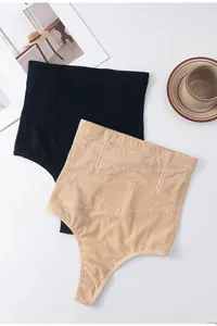 Intimo modellante perizoma a vita alta nei colori nero e beige, posato su sfondo bianco