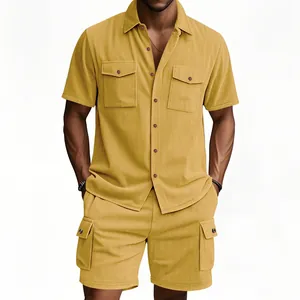 Completo da uomo in velluto a coste giallo con camicia e pantaloncini cargo.