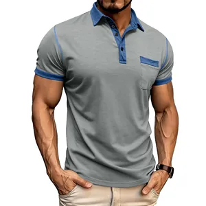 Detailaufnahme eines grauen Herren-Poloshirts mit blauem Kontrastkragen und Tasche