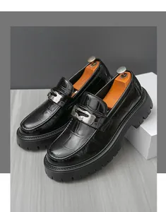 Vue détaillée des mocassins à plateforme pour hommes en cuir noir motif crocodile