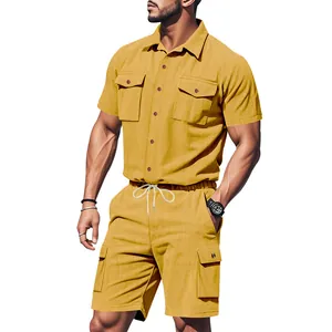 Dettaglio completo del set camicia e pantaloncini utility in velluto a coste giallo.