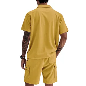 Vista posteriore del set coordinato uomo camicia e pantaloncini cargo in velluto giallo