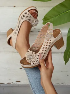 Detailansicht der beigen Sandalen mit Blockabsatz, Lochmuster und 3D-Blumendekoration