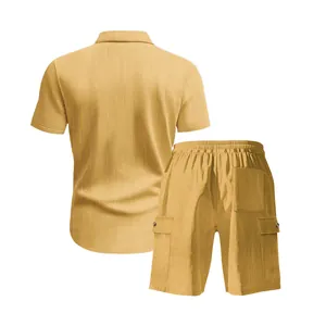 Dettaglio posteriore del set camicia in velluto a coste gialla e pantaloncini cargo