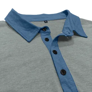 Detailansicht eines Herren-Poloshirts mit blauem Kontrastkragen und grauem Stoff.