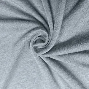 Detailansicht der feinen Textur von grauem, atmungsaktivem Strickstoff für T-Shirts