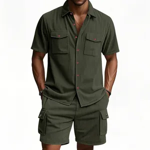 Dettaglio completo di set uomo in velluto a coste verde oliva con camicia e shorts