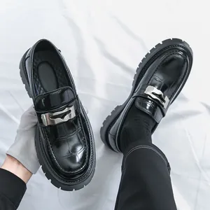 Mocassins à plateforme noirs élégants pour hommes avec motif crocodile et boucle