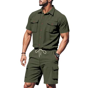 Completo cargo uomo in velluto a coste verde oliva con camicia e pantaloncini.
