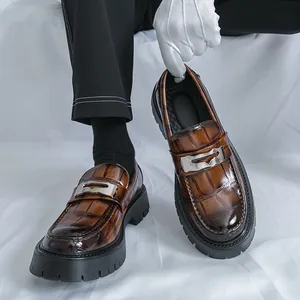 Mocassins pour hommes à texture crocodile marron avec semelles épaisses et boucles en métal