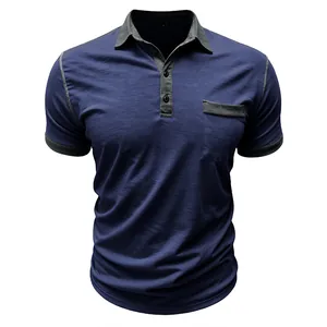Detailansicht eines dunkelblauen Poloshirts mit grauem Kontrastkragen und Taschendesign.