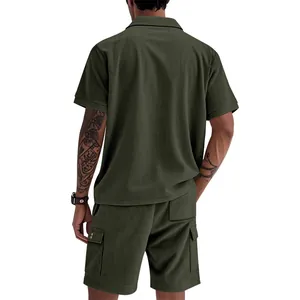 Vista posteriore di un set estivo da uomo in velluto a coste verde oliva con pantaloncini
