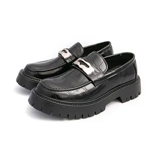 Mocassins élégants pour hommes noirs à motif crocodile, semelle épaisse et boucle.