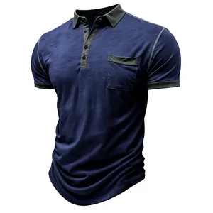 Detail eines dunkelblauen Herren-Poloshirts mit grauem Kontrastkragen und Brusttasche.
