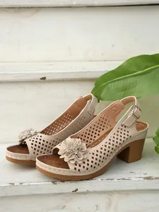 Detailansicht beige Cut-Out-Sandalen mit Blockabsatz und filigranen Blumenakzenten
