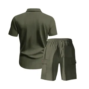 Vista posteriore di un set da uomo in velluto a coste verde oliva con camicia