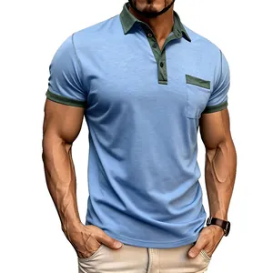 Detailansicht eines blauen Herren-Poloshirts mit grünem Kontrastkragen und Tasche