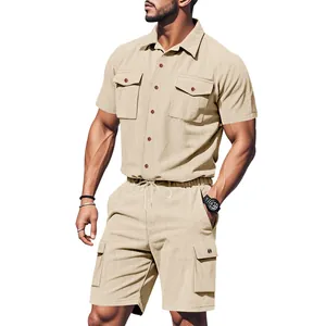 Dettaglio completo beige maschile in velluto a coste con camicia corta e bermuda