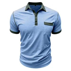 Detailansicht hellblaues Herren-Poloshirt mit dunkelgrünem Kontrastkragen und Tasche