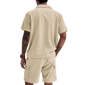 Vista posteriore di un completo maschile in velluto a coste beige con camicia e pantaloncini