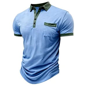 Detailansicht eines hellblauen Herren-Poloshirts mit olivgrünem Kontrastkragen und Tasche