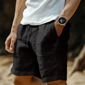 Détail de short décontracté en coton et lin noir avec taille élastique
