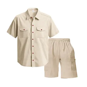 Dettaglio della trama del completo uomo beige in velluto a coste con camicia e shorts
