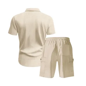 Vista dettagliata del retro di un set di camicia a maniche corte e pantaloncini cargo
