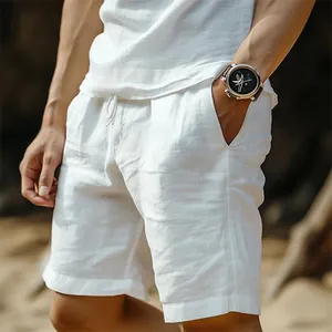 Détail de short en coton et lin blanc avec taille élastique à cordon et poche latérale