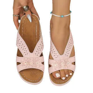 Sandalias de cuña rosa cómodas con flores decorativas y detalles cortados con láser para verano