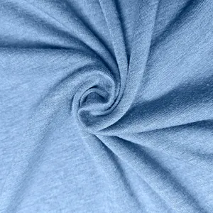 Makroansicht der hellblauen, atmungsaktiven Baumwollstoffstruktur für Herrenhemden