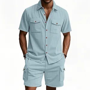 Vista frontale di camicia a maniche corte in velluto a coste azzurro e pantaloncini uomo.