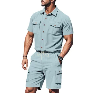Dettaglio del set camicia a maniche corte in velluto a coste azzurro e pantaloncini cargo